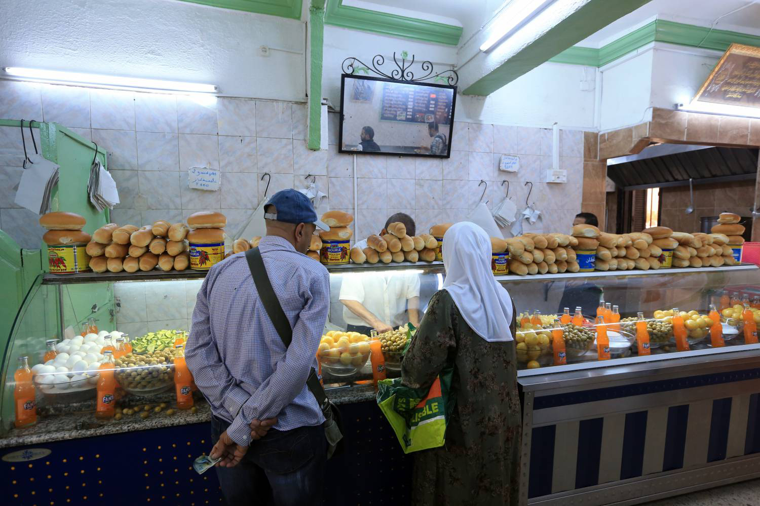 زبائن طيلة اليوم