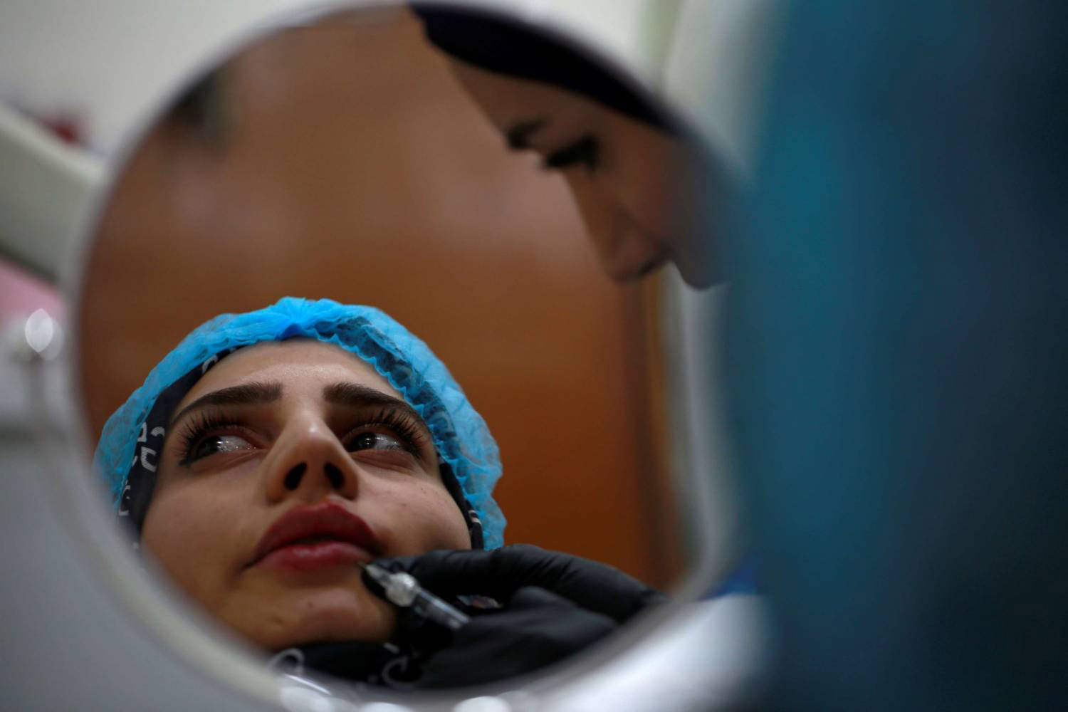 اهتمام المرأة بمظهرها يعزز ثقتها بنفسها