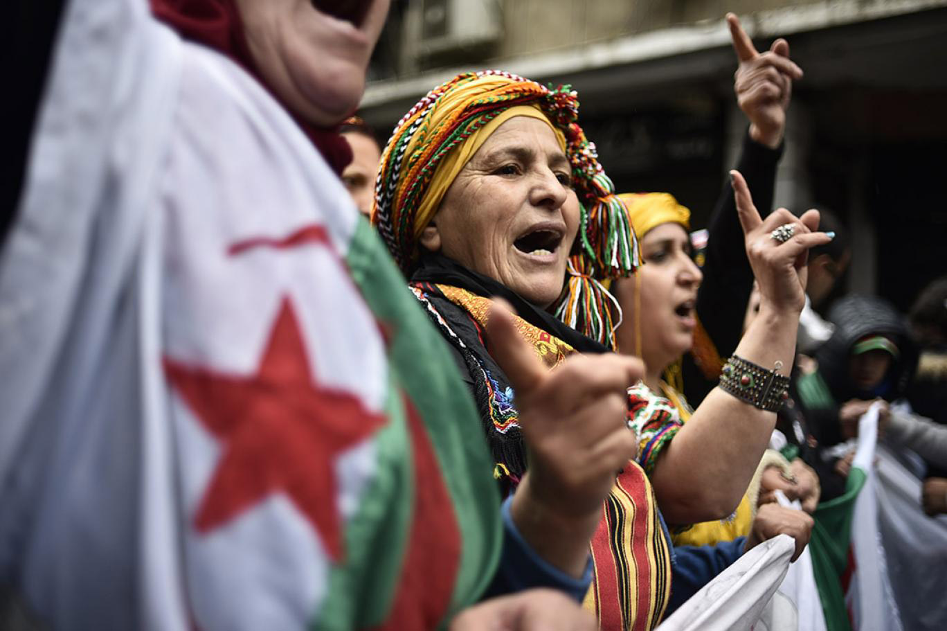 عام من الحراك يكتشف فيه الجزائريون أن من كانوا يطلّون عليهم من شبابيك الإعلام والقصور والمباني والوزارات حسبما يقولون، ما هم إلا عصابة امتهنت الفساد والنهب 