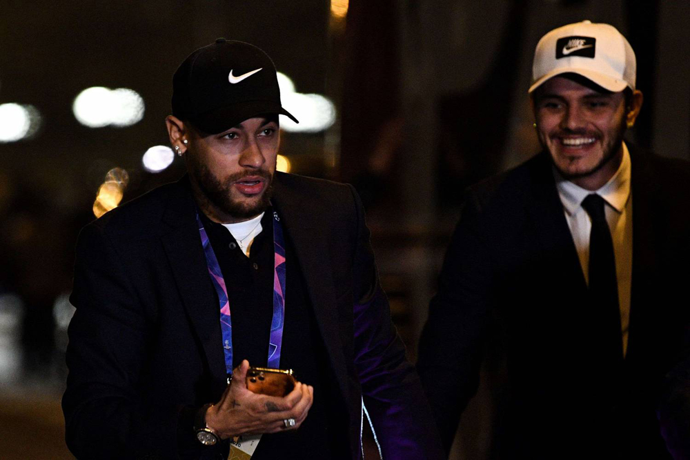 النجم البرازيلي نايمار واحد من اللاعبين في فريق باريس سان جرمان الذين عادوا إلى بلدانهم قبيل دخول فرنسا مرحلة العزل المنزلي الإلزامي