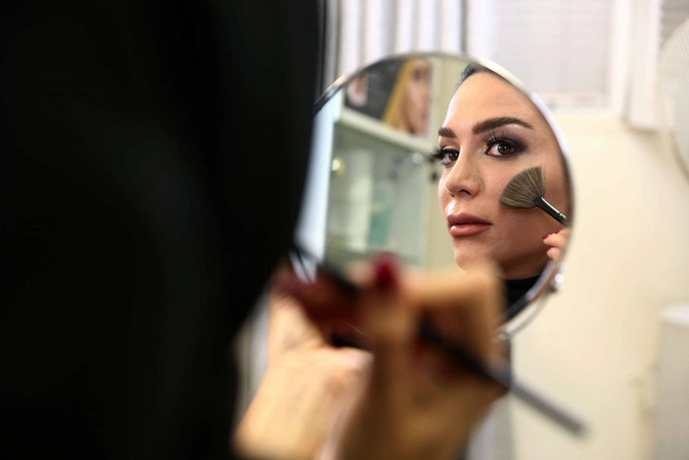 الماكياج المطفأ الخالي من الزيوت يغطي المناطق غير المستوية بالبشرة ويحول دون لمعانها