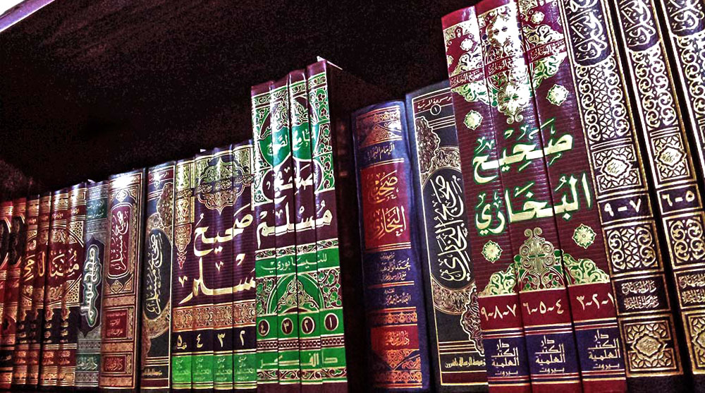 تدوين وتداول المرويات والأحاديث يولّد اليوم، كما فعل سابقاً، خفوتاً في التدبّر والنظر في نور كلام الله، والأدهى حال من يظن بنقص الآيات لتكون الأحاديث مُكملةً لها، علاوة على أن هناك روايات تتعارض مع القرآن