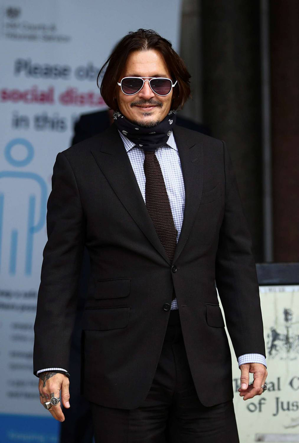جوني ديب لم يقدّم في الفيلم دورا يستحق التنويه، فرغم كثافة حضوره إلاّ أنه لم يتكفل بقلب الأحداث وإنتاج خطوط سردية جديدة موازية
