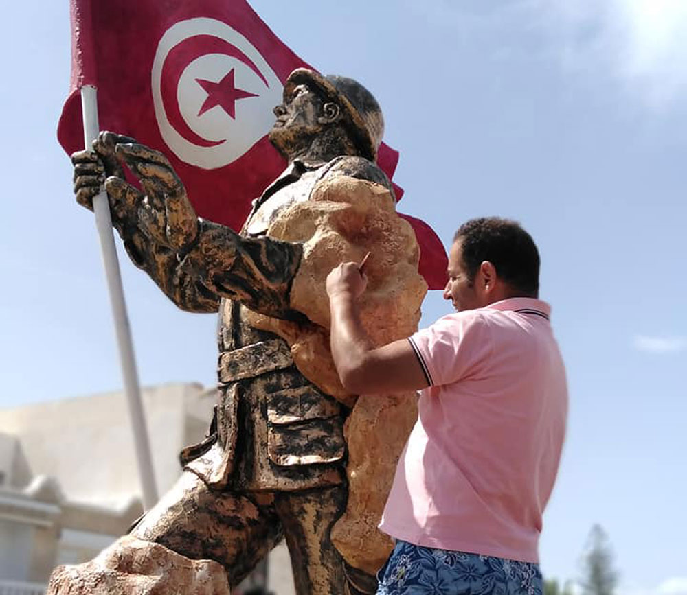 الفنان التونسي يعيد ترميم وإعادة تشكيل المهترئ من التنصيبات الموزّعة في الساحات العامة بمدينة الحمامات