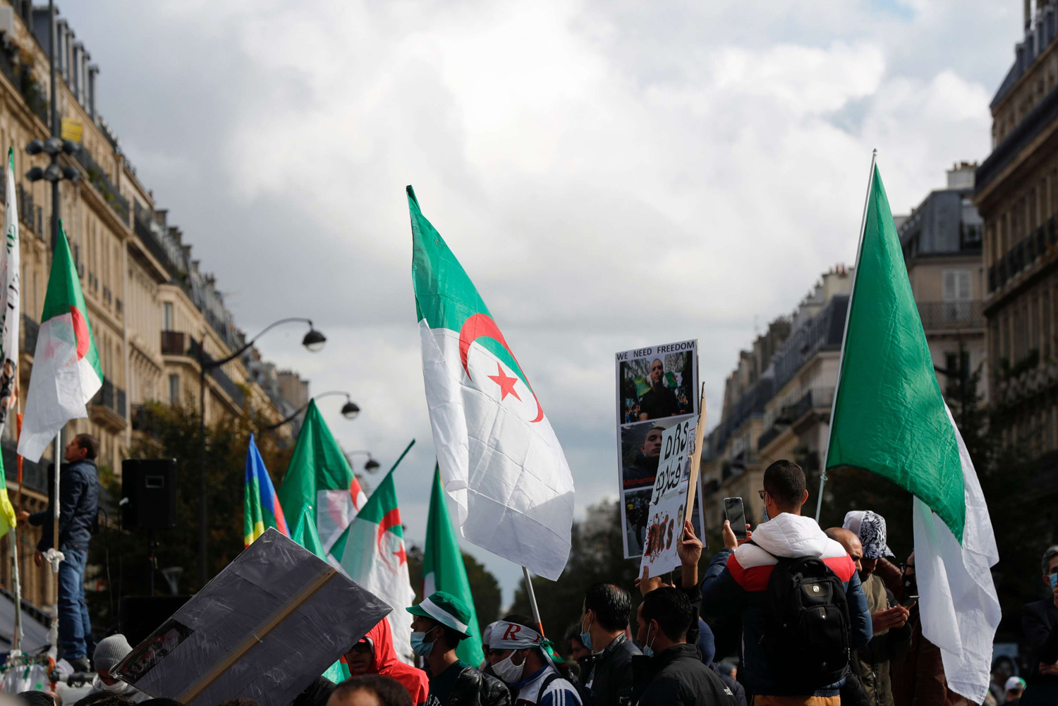 مشاركة جزائريين الخارج في الحراك بلغت "مرحلة الاحتراف"
