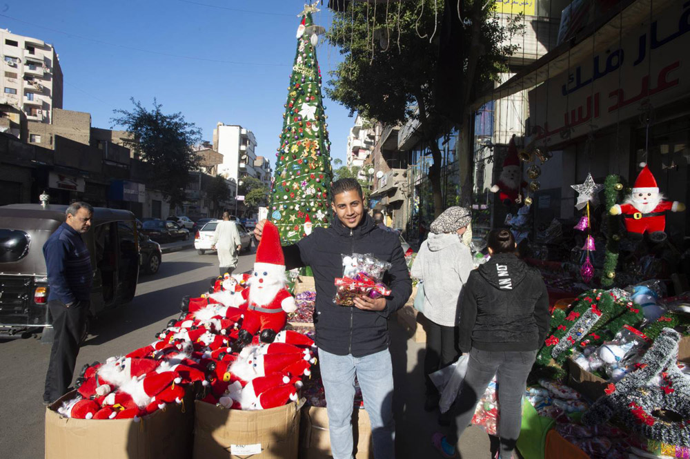 الشجرة الاصطناعية المعتمدة في تكوينها على المعادن تتحول إلى ملتقى للراغبين في التقاط صور سيلفي للذكرى