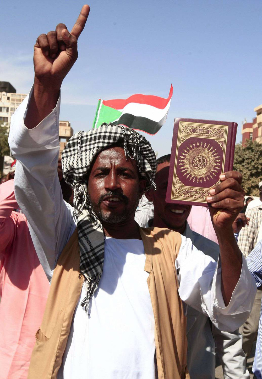 تقديم شخصيات إخوانية غير مستهلكة على أنها وطنية مستقلة 