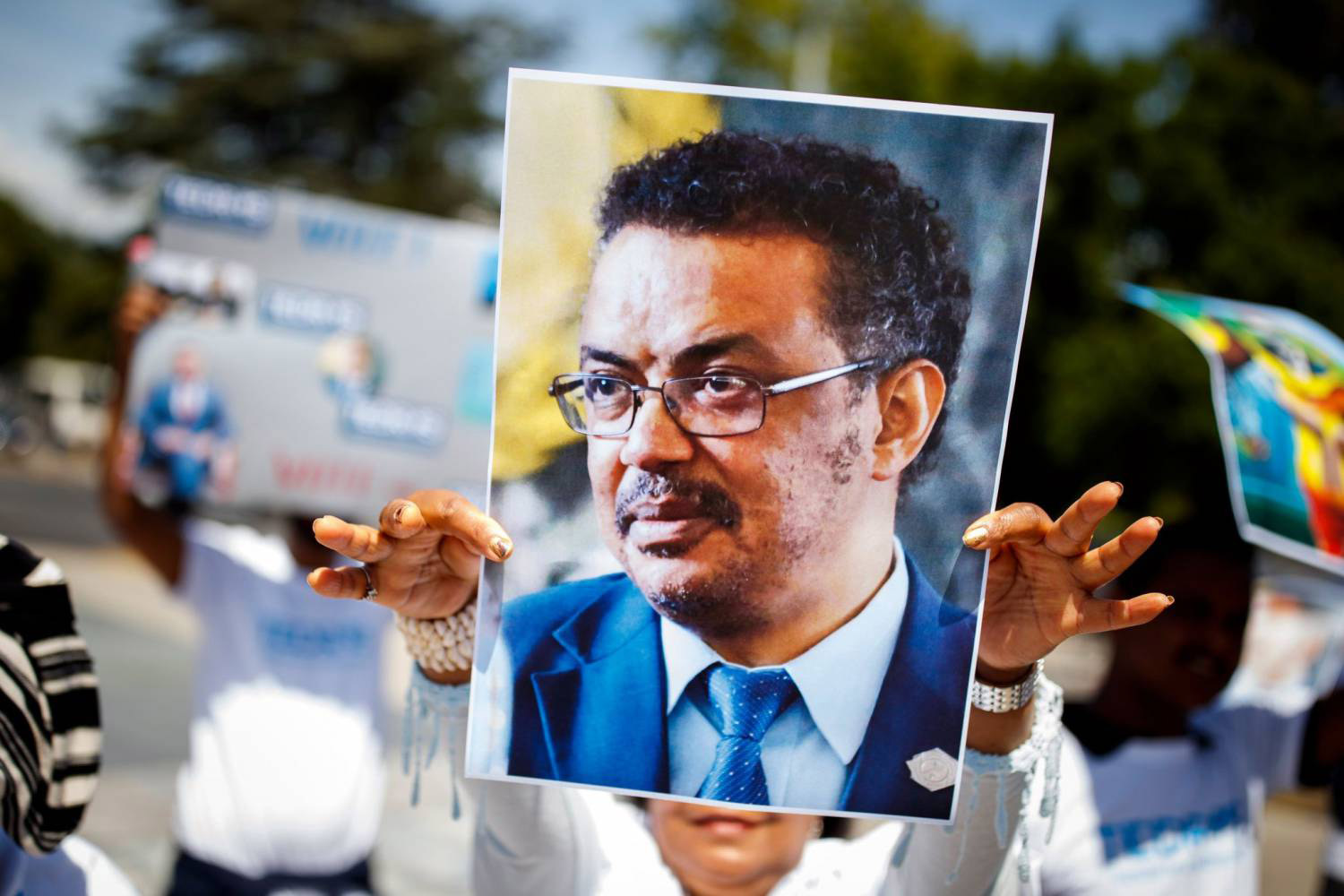 كلامه مسموع أكثر من أي شخصية سياسية وقيادية أخرى، بمن فيهم زعماء الدول. أصبح أشهر من نار على علم في أيامنا العصيبة هذه بسبب فايروس كورونا.