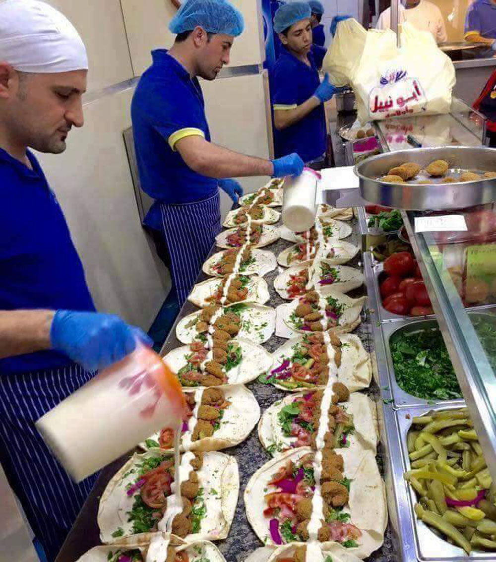 مطاعم تزدهر وأخرى تغلق