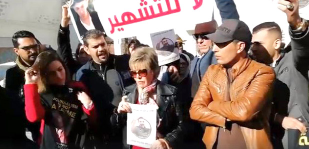 الهوة الكبيرة بين الناشطين والسياسيين في الجزائر تمهد لقطيعة بين جيل ملاح وبين الجيل المخضرم، لا سيما مع بروز انتقادات صريحة لبعض الرموز والوجوه التي التزمت الصمت لحد الآن تجاه قضية الصحافي المسجون.
