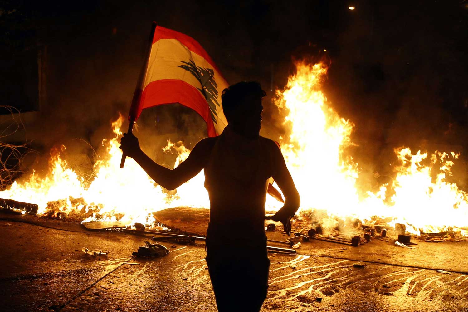 الشارع اللبناني يطالب بترسيخ الهوية الوطنية وقتل النظام غير القابل للحياة