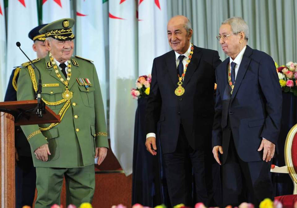 القائد الجديد للمؤسسة العسكرية يكسر قاعدة النظرة المسبقة التي توجه إلى القادة الكبار، فهو قارئ جيد للآداب والمذكرات والسير والتاريخ، بل إنه طلب من مساعديه توفير كل ما كتب عن الحراك الجزائري باللغتين العربية والفرنسية.