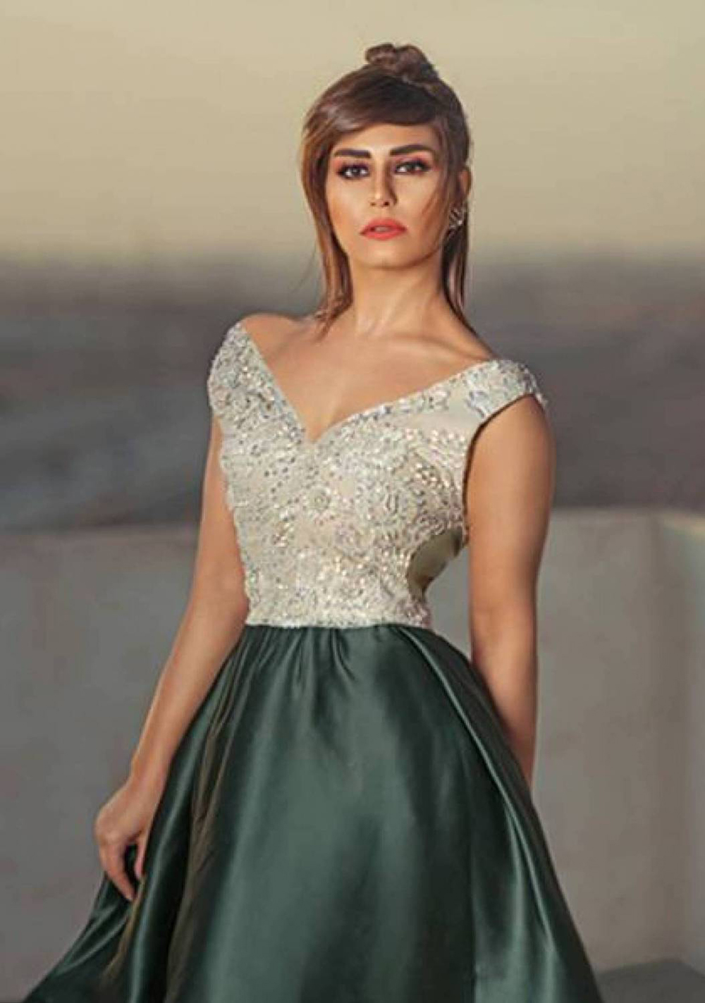 منة فضالي جسّدت في الفيلم دور راقصة شرقية، فجاء حضورها باهتا، فلم تجد التمثيل ولم تقنع في الرقص