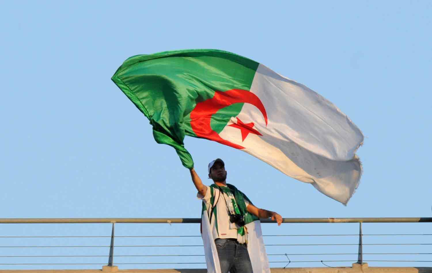 الرياضات الجماهيرية تسمح بتجمع المؤيدين للتعبير جماعيا عن موقف سياسي