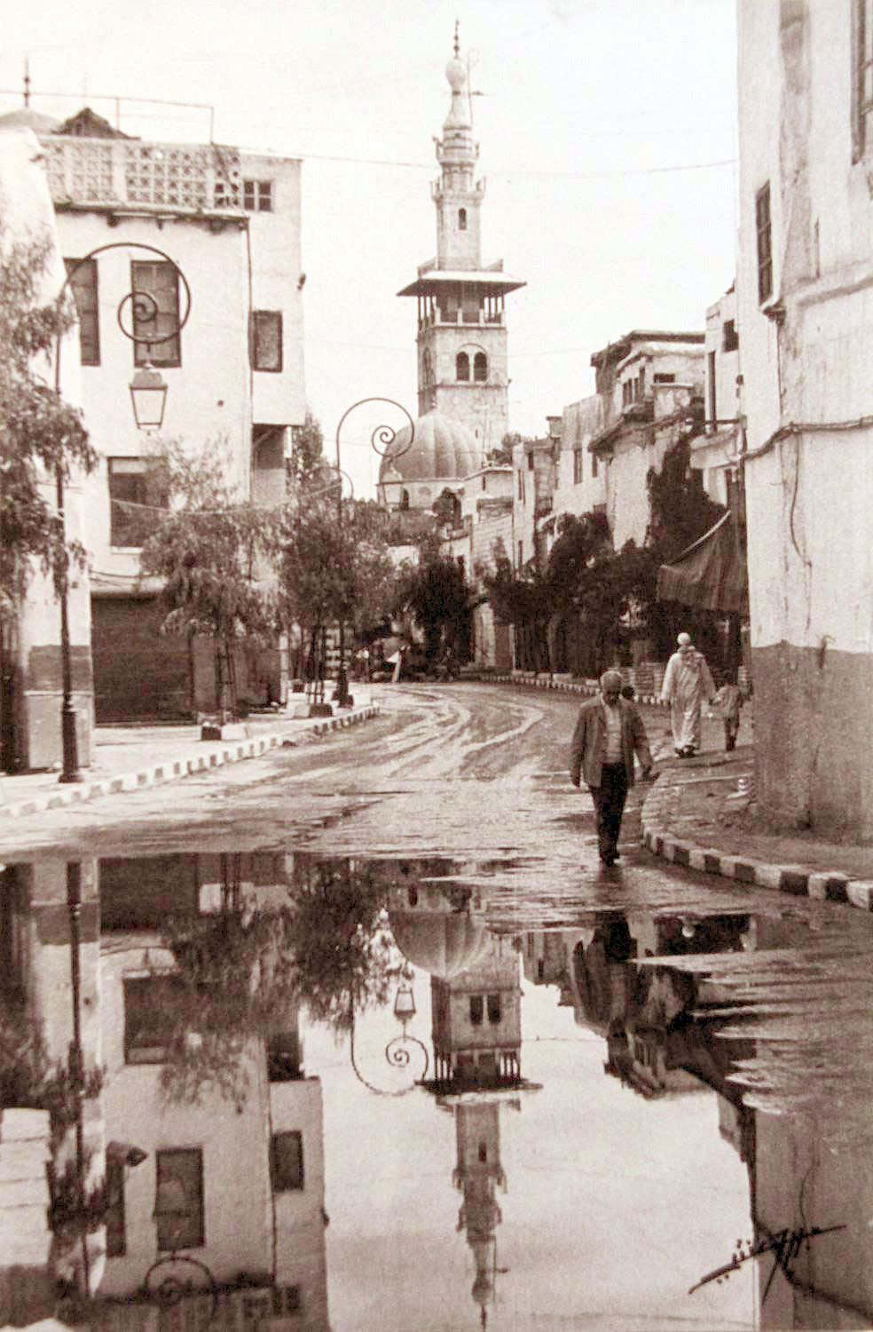 المدينة العتيقة منعكسة على بركة ماء