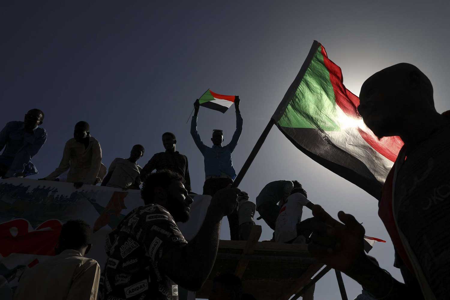 احتجاجات الأرض الثورية أطاحت بعرش حكم البشير
