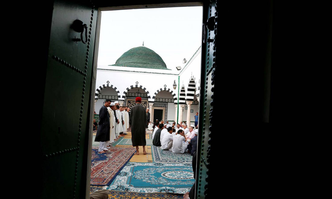 كثيرا ما تُثير الطرق الصوفية جدلا بشأن علاقتها بالتدين الحقيقي، حيث يعتبرها البعض نوعا من أنواع الشرك بالله، وهو ما يستنكره القائمون عليها