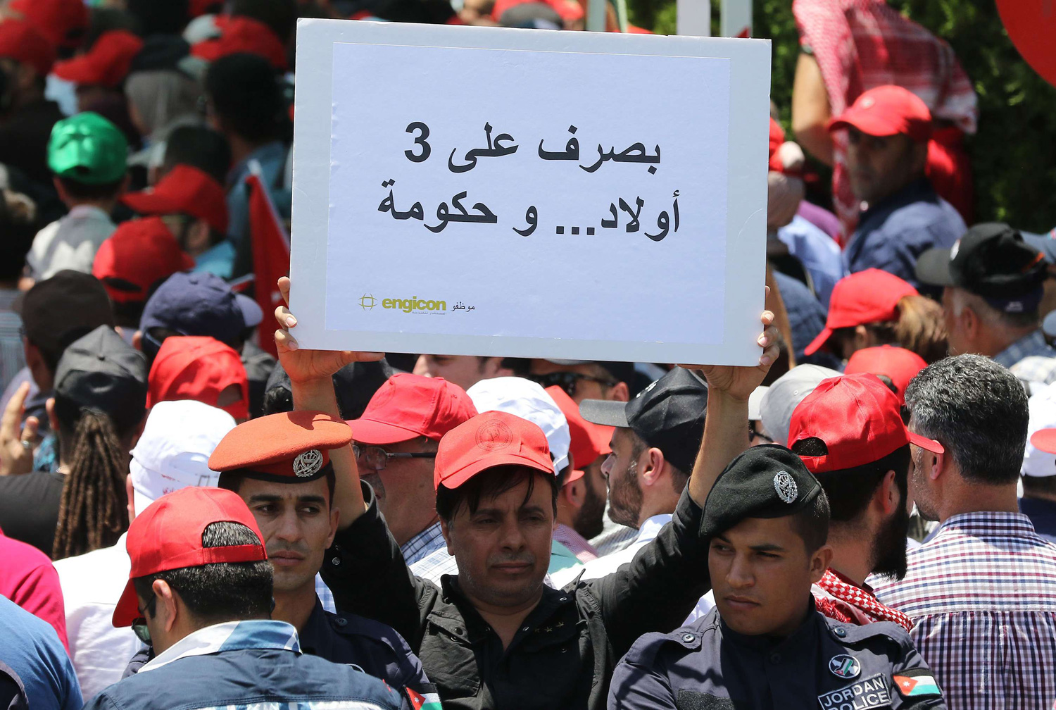 أنظمة سياسية تتجه نحو الاستبداد والتفرّد وتفقير الشعوب