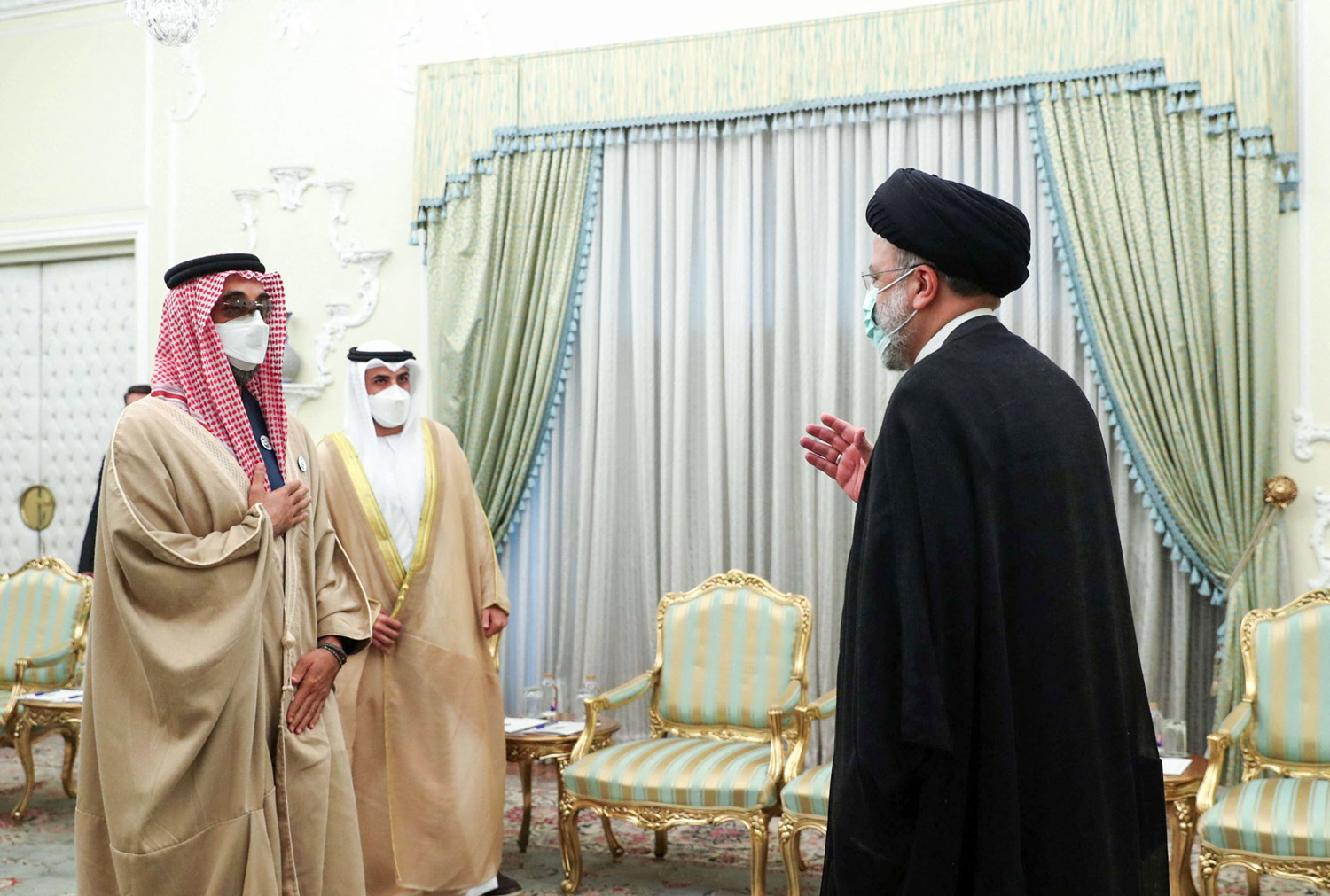 طحنون بن زايد يواصل سياسة "تصفير المشاكل" في المحطة الإيرانية