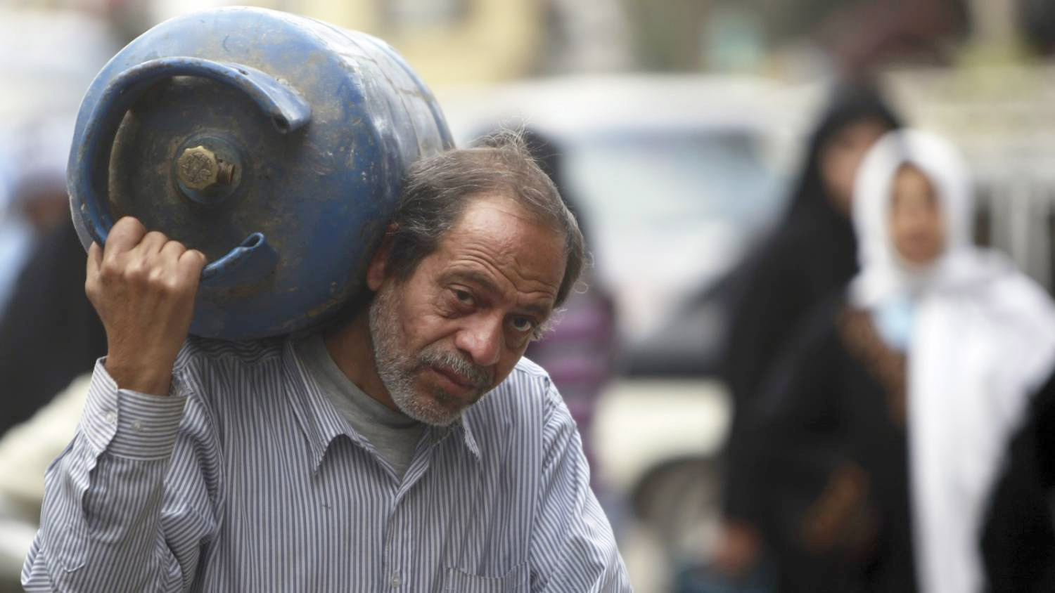 فقراء مصر يئنون تحت وطأة الزيادة في الأسعار 