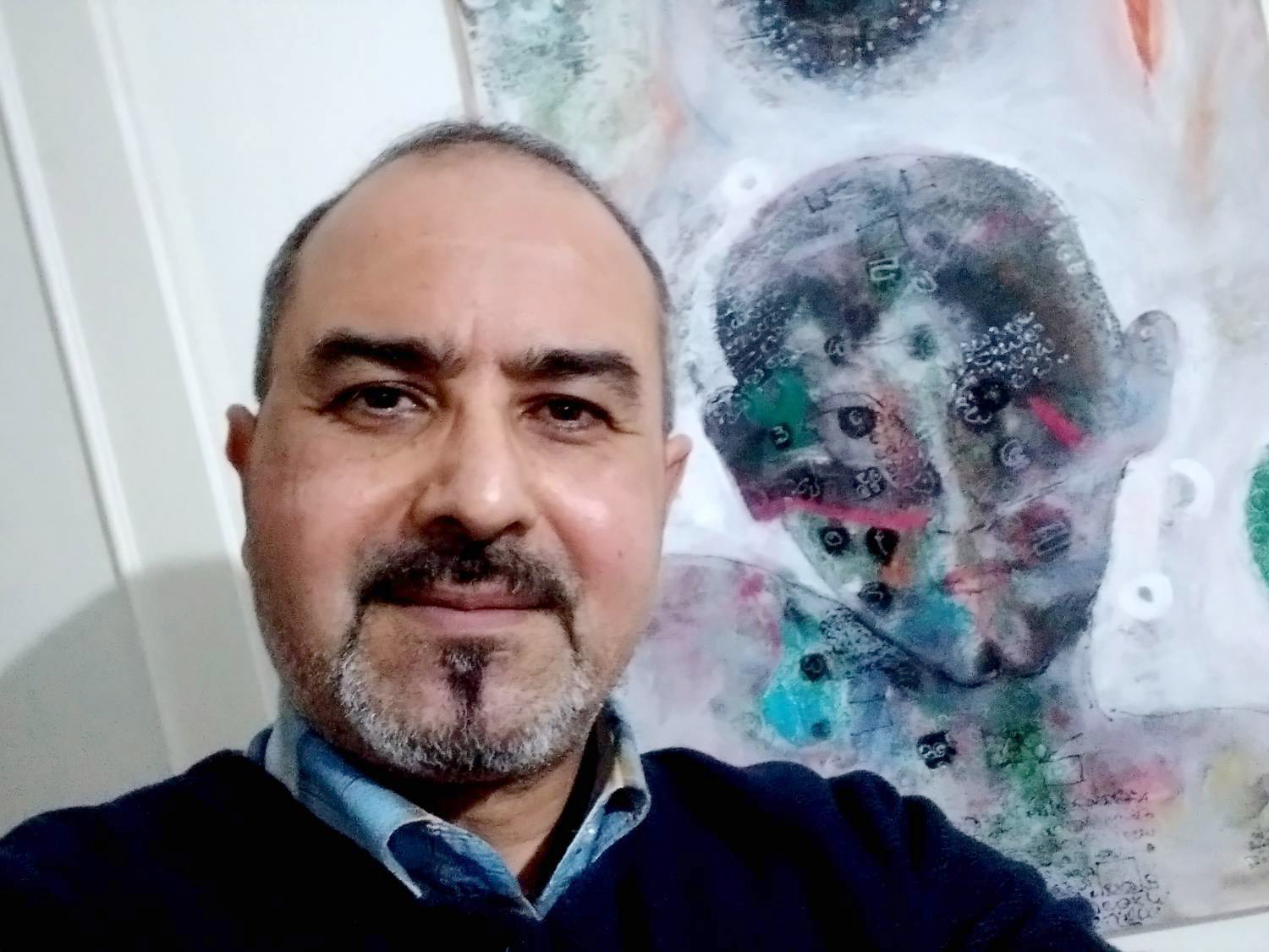 لوحات المعرض إسقاط وفلسفة تشكيلية عما يحدث في ليبيا والعالم