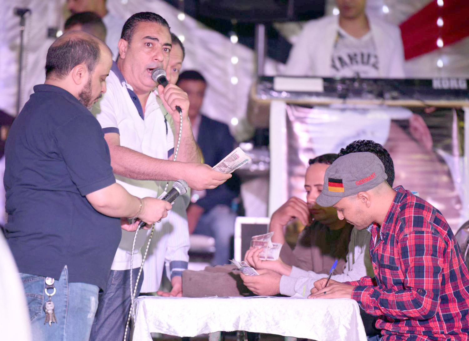 أرباح وديون تخصم من الحياة الزوجية