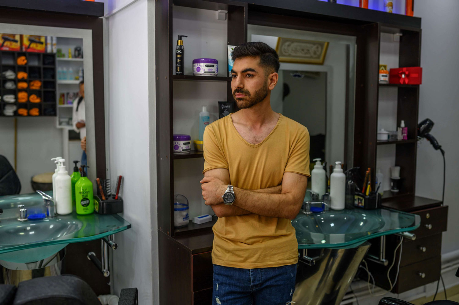 أحمد ياسين يعمل في صالون للحلاقة في حي كوتشوك شكمجة في اسطنبول، وكان من بين ضحايا العنف الذي اجتاح المنطقة