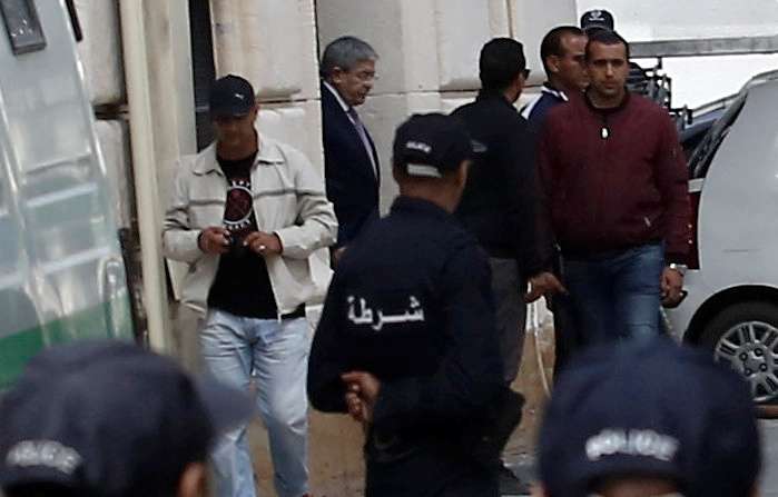 جميع إفادات كبار رجال الأعمال تشير إلى ضلوع أويحيى في ملفات ثقيلة، فهو لم يتورع خلال ذروة الصدمة التي أحدثها الحراك الشعبي في أسابيعه الأولى، عن تصديقه بصفته وزيرا أول، على قرض مالي لأحد رجال الأعمال بغلاف قدر بـ250 مليون دولار