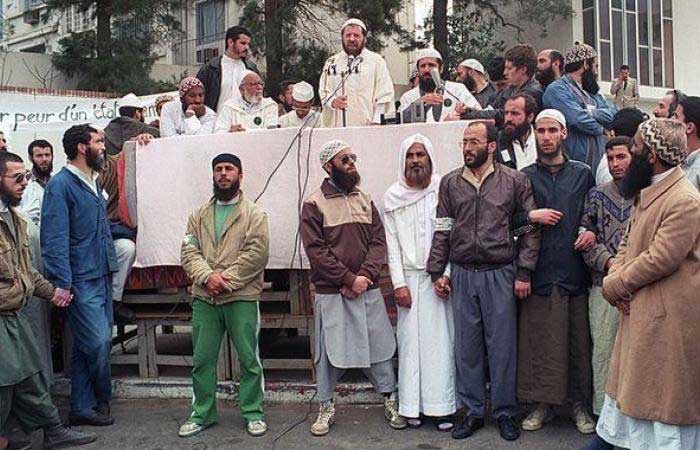 المواقف ما تزال متضاربة في الجزائر، بين من يعتبر تدخل العسكر مطلع التسعينات، انقلابا على الإرادة الشعبية، وبين من يصفه بـ“إنقاذ للجمهورية من الانهيار”