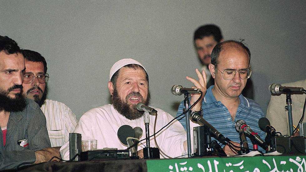 في مجتمع يفتقد لثقافة الاعتراف وتحمّل المسؤوليات، يجد الإسلاميون فيه ما يلتحفون به لمنع انسلال أضواء الحقيقة
