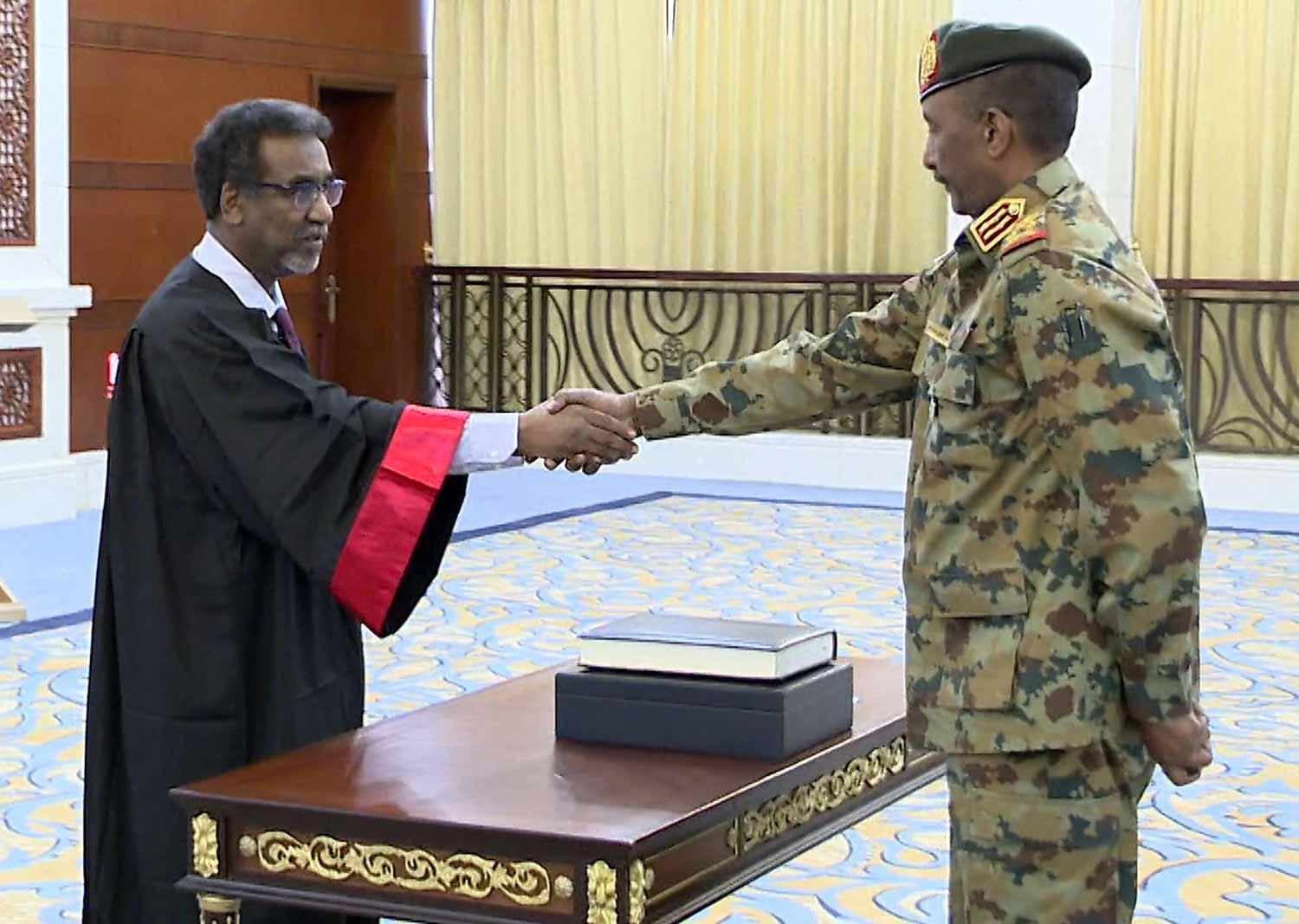 البرهان يؤدي اليمين رئيسا للمجلس السيادي السوداني