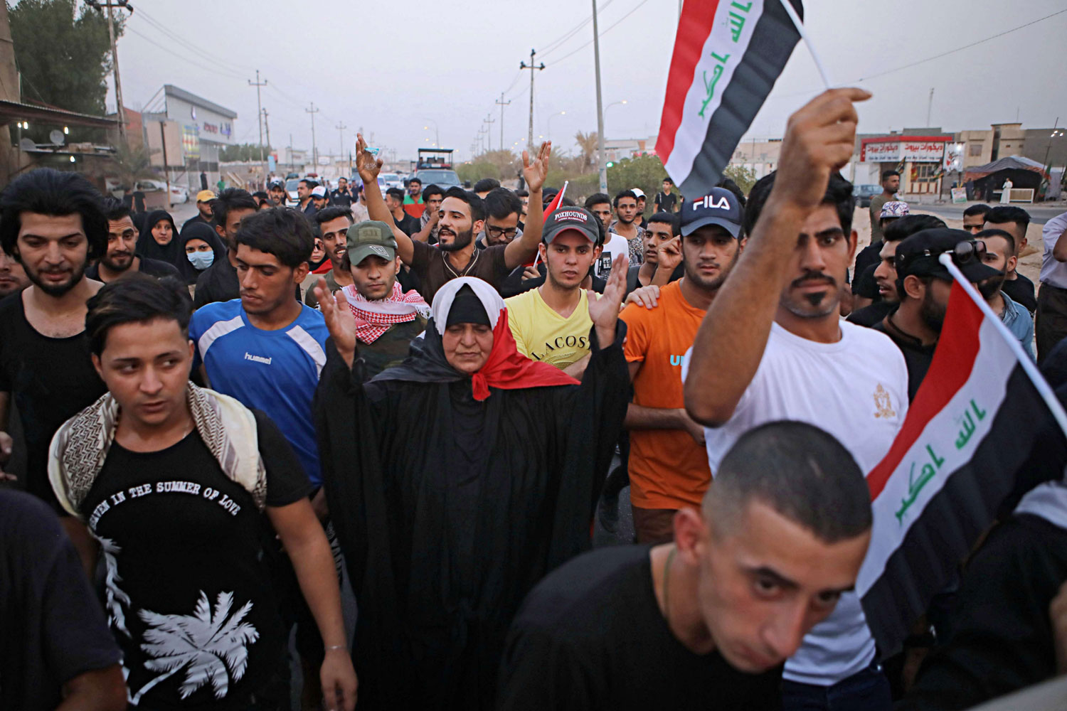 يحصل أول مرة بالعراق أن السلطة تعلن نفسها وريثة لثورة الحسين والجمهور الغاضب منها يفضحها بآمال الحُسين بالعدل والنزاهة. في المقابل مجالس حسينية ومواكب يعقدها الجمهور ويجري فيها فضح السلطة وفساد المسؤولين