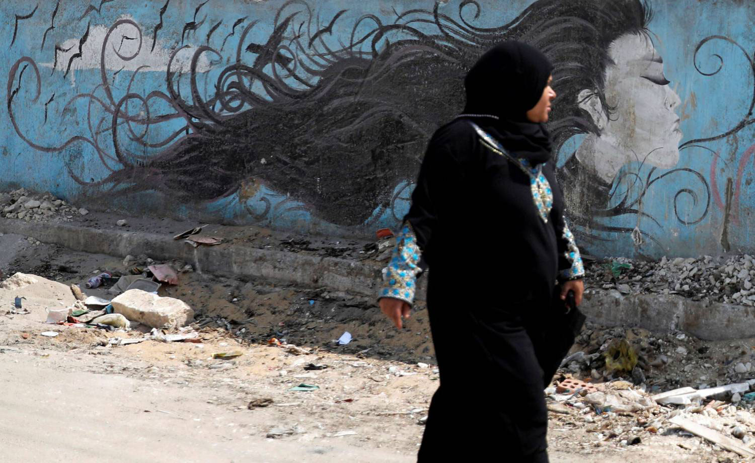علماء النفس: لحظات الضعف التي تنتاب المرأة في حالات تمردها تجعلها تبحث عن علاقة خارجية،