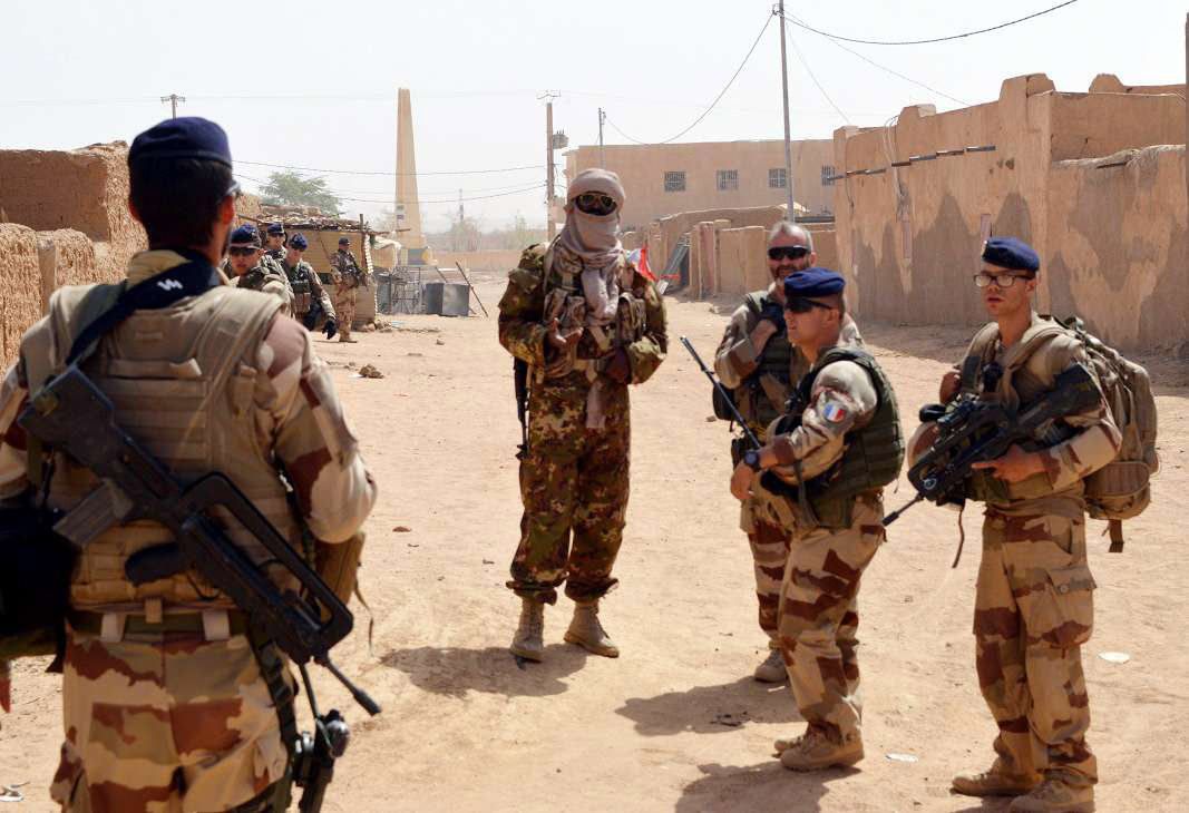 القوات الفرنسية باقية في أفريقيا