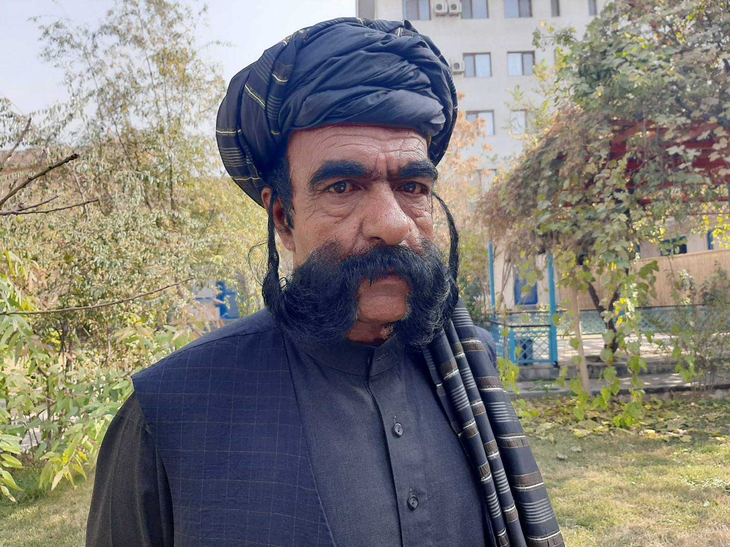 السبب في شهرة هذا الرجل الذي يتسم بروح الدعابة