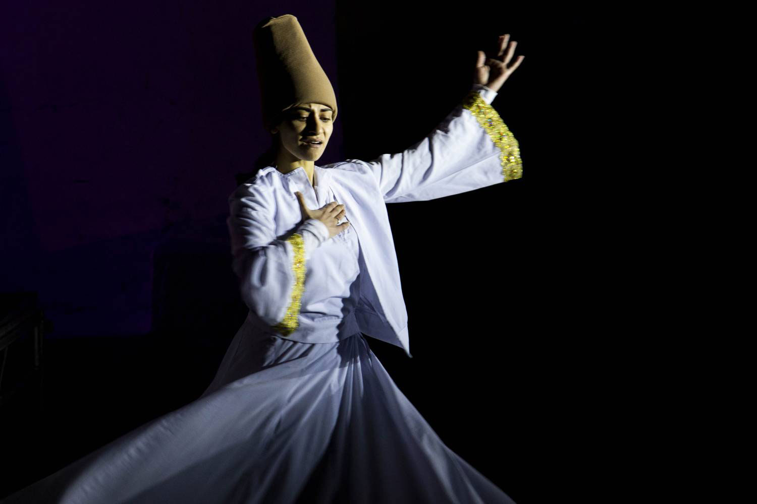 رفع اليد يعني الوصل بين السماء والأرض، حيث طلب المدد والعون من الله