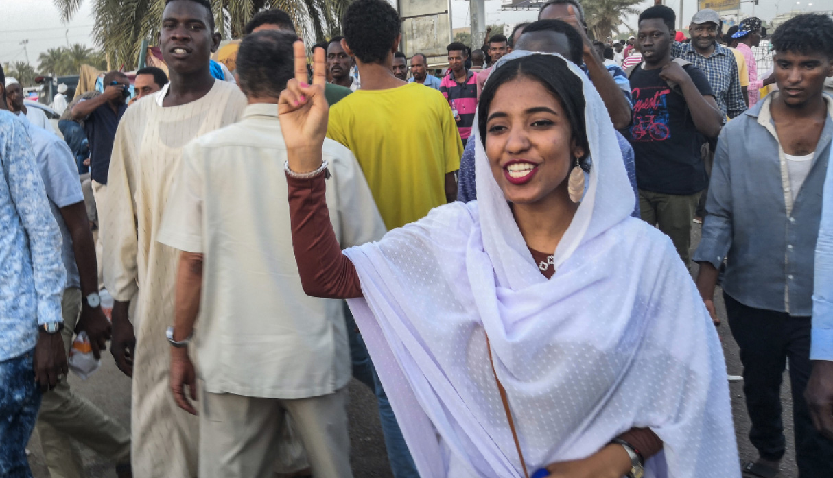 صوت المرأة يتحول من عورة إلى ثورة بعدما سبق للشرطة الدينية أن ألقت القبض على نساء  سودانيات بحجة أنهن يرتدين البنطال  فيحكم عليهن بالجلد أو السجن.
