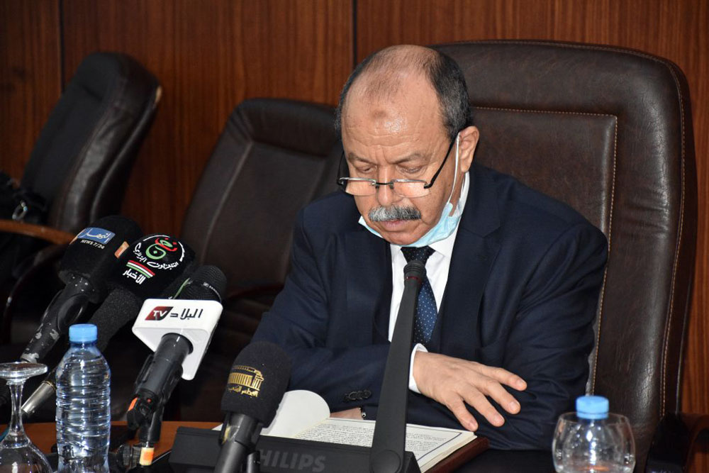 الخطاب الشعبوي هو الذي يقف خلف تحويل زغماتي إلى بطل قومي ساهم في الإطاحة بنظام بوتفليقة، بعد أن تصاعدت مؤشراته في بورصة الدوائر الموالية للسلطة إلى مستويات قياسية