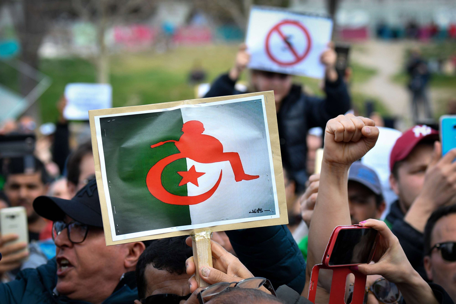 انفجار كبير في الشارع الجزائري بعد اكتشافهم أن رجلا مريضا اسمه عبدالعزيز بوتفليقة يحكمهم