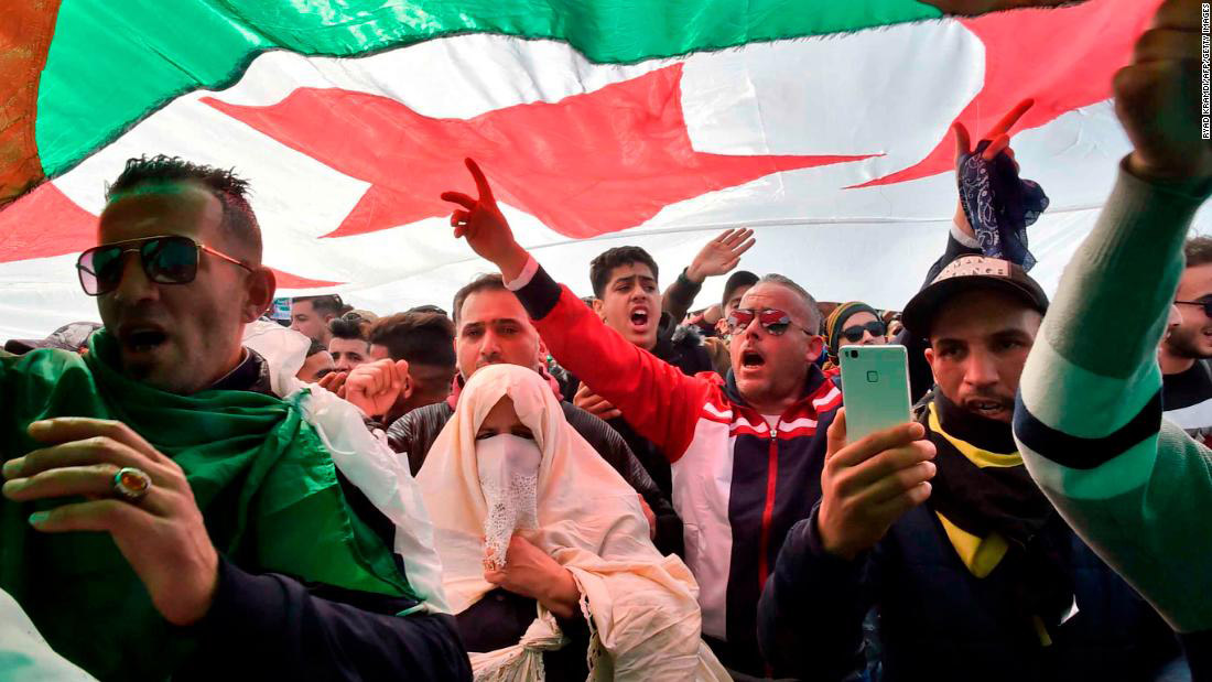 "المسامعية" لا يحتاجون إلى آلات موسيقية، فالحناجر وحدها كفيلة بإخراج الفعل الإبداعي لديهم، مع طبل يضبط الإيقاع، والكلمات تكون مستوحاة من أفكار وتعابير الشارع، في مزيج بسيط من اللسان الدارج والعربية والفرنسية