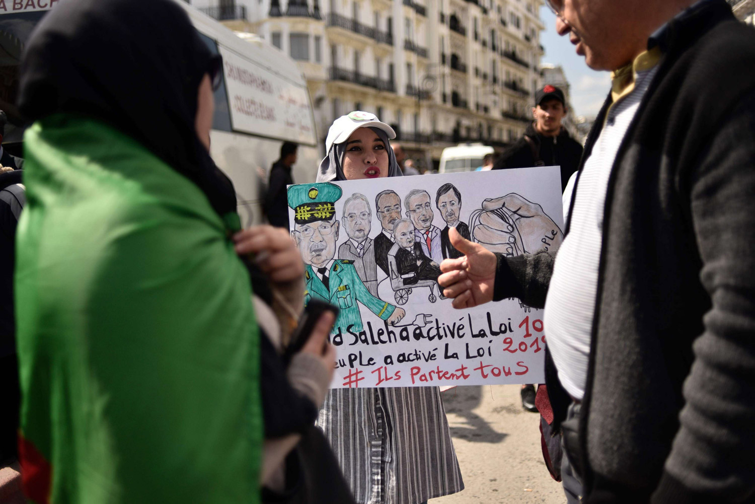 مواصلة الضغط الشعبي على السلطة وفرض مطالب التغيير