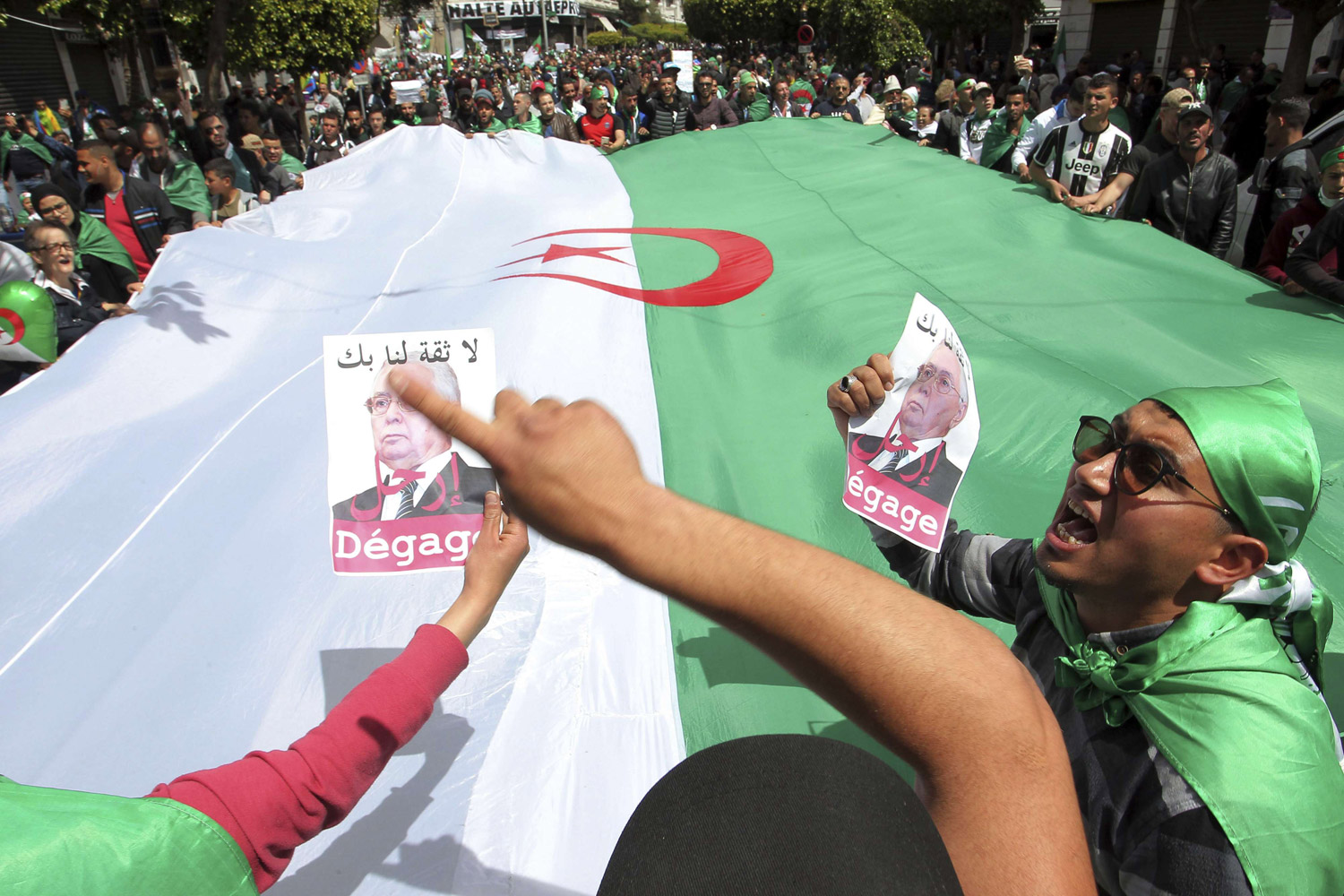 الحراك الشعبي طالب طالب مرارا وتكرارا بضرورة قطع دابر كل رموز وتراث النظام الحاكم