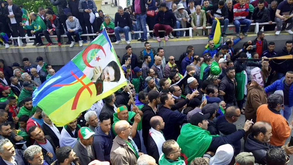 الرد الشعبي الغاضب والرافض للانفصال عن الجزائر يأتي سريعا من سكان مدينة تيزي وزو، الذين خرجوا في مظاهرات حاشدة للتنديد مجددا بمشروع فرحات مهني وبدسائس السلطة التي تريد إشعال فتنة عنصرية للهرب من الاستحقاق الديمقراطي