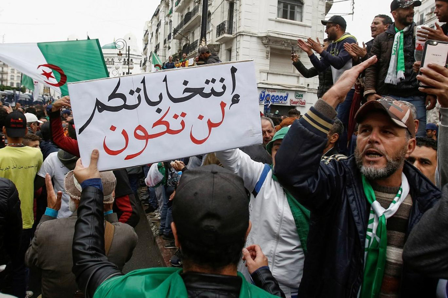 بلعيد يكشف أخيراً عن موقفه تجاه الحراك حين يقول إن الواجب الوطني حتم عليه الترشح ليكون رئيسا للتغيير، مضيفاً بوضوح أن "الحراك أصبح مشكلة بعد أن كان حلا"