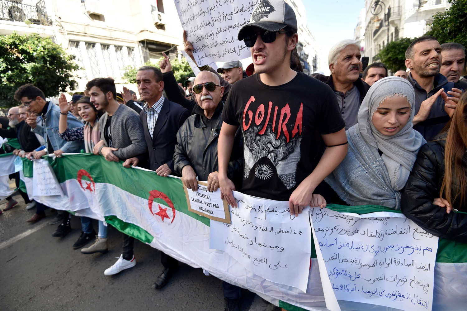 شبح عدم توفر الشرعية الكاملة للانتخابات ما يزال يطارد النظام الجزائري 