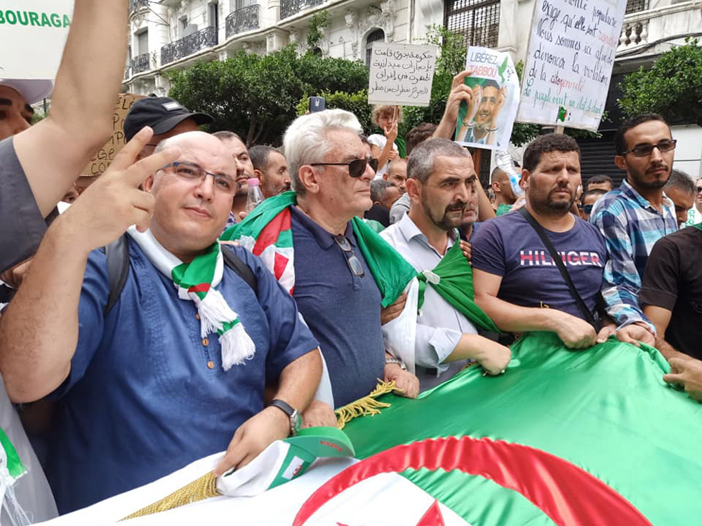 انتقال بومالة إلى صف المعارضة ليس سوى تخندق جديد لأفق ينتجه الحراك من ألم المعاناة الحقيقية للمواطن الجزائري الذي لم يكن الإعلامي الثائر يعرفه أصلا عندما كان ينعم بخيرات النظام