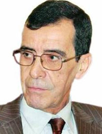 يعد حسين بن حديد من الضباط السامين الأوائل الذين تنحوا عن الخدمة في حقبة تسعينات من القرن الماضي