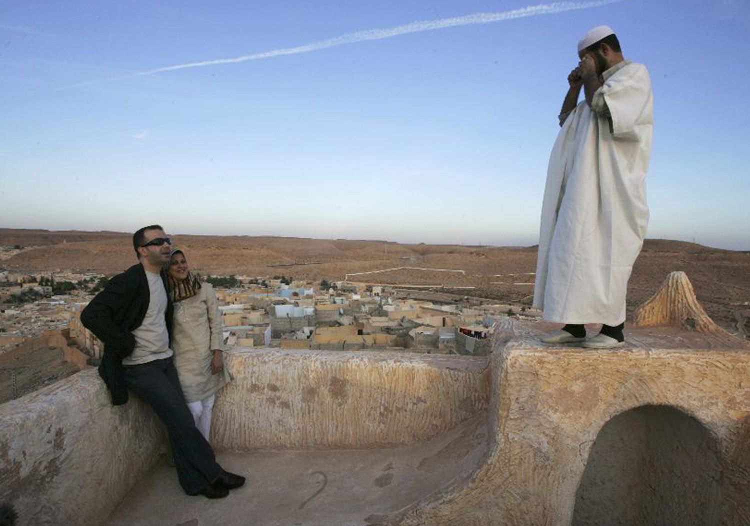 صورة مع معمار مهدد بالاندثار