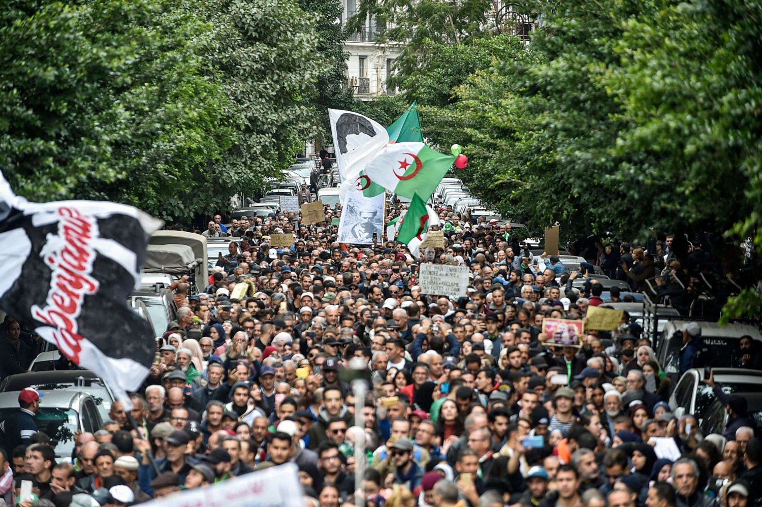 الحراك يرفض التغيير الشكلي في الجزائر