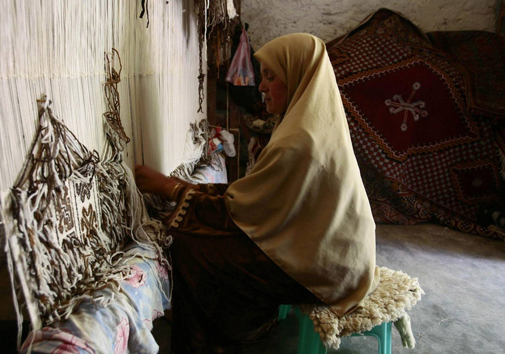 حرفيات السجاد يندثرن